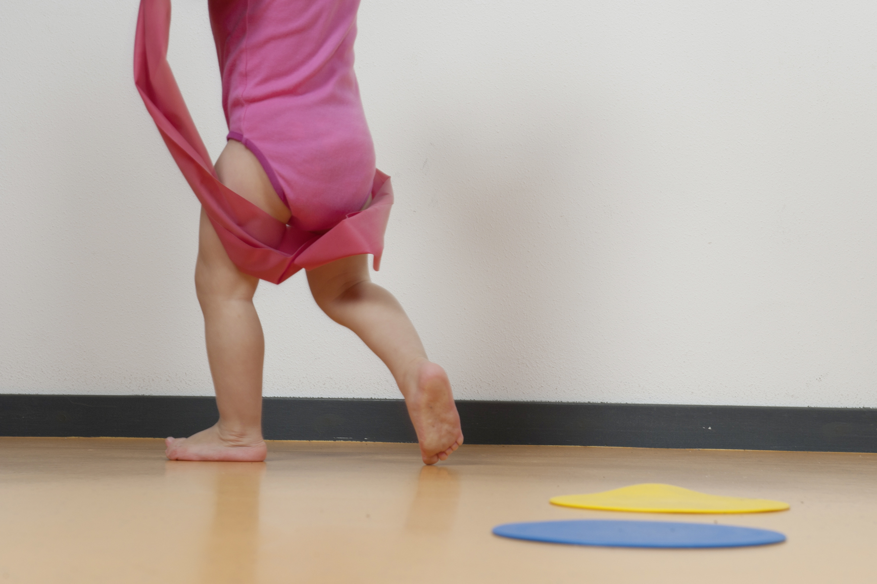kindje loopt in oefenzaal